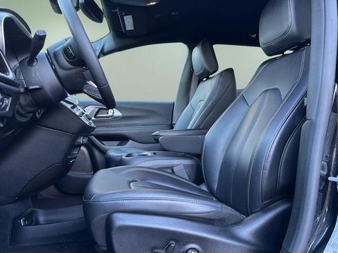 Used 2025 Chrysler Pacifica Select image 23