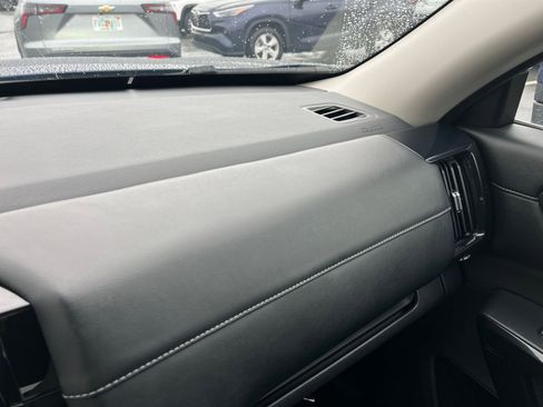 Used 2025 Nissan Pathfinder SV FWD image 38