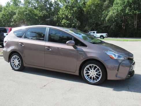 Used 2017 Toyota Prius V Five FWD image 2