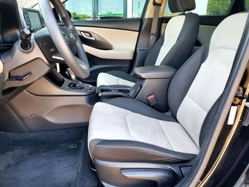 Used 2018 Hyundai Elantra GT FWD image 12