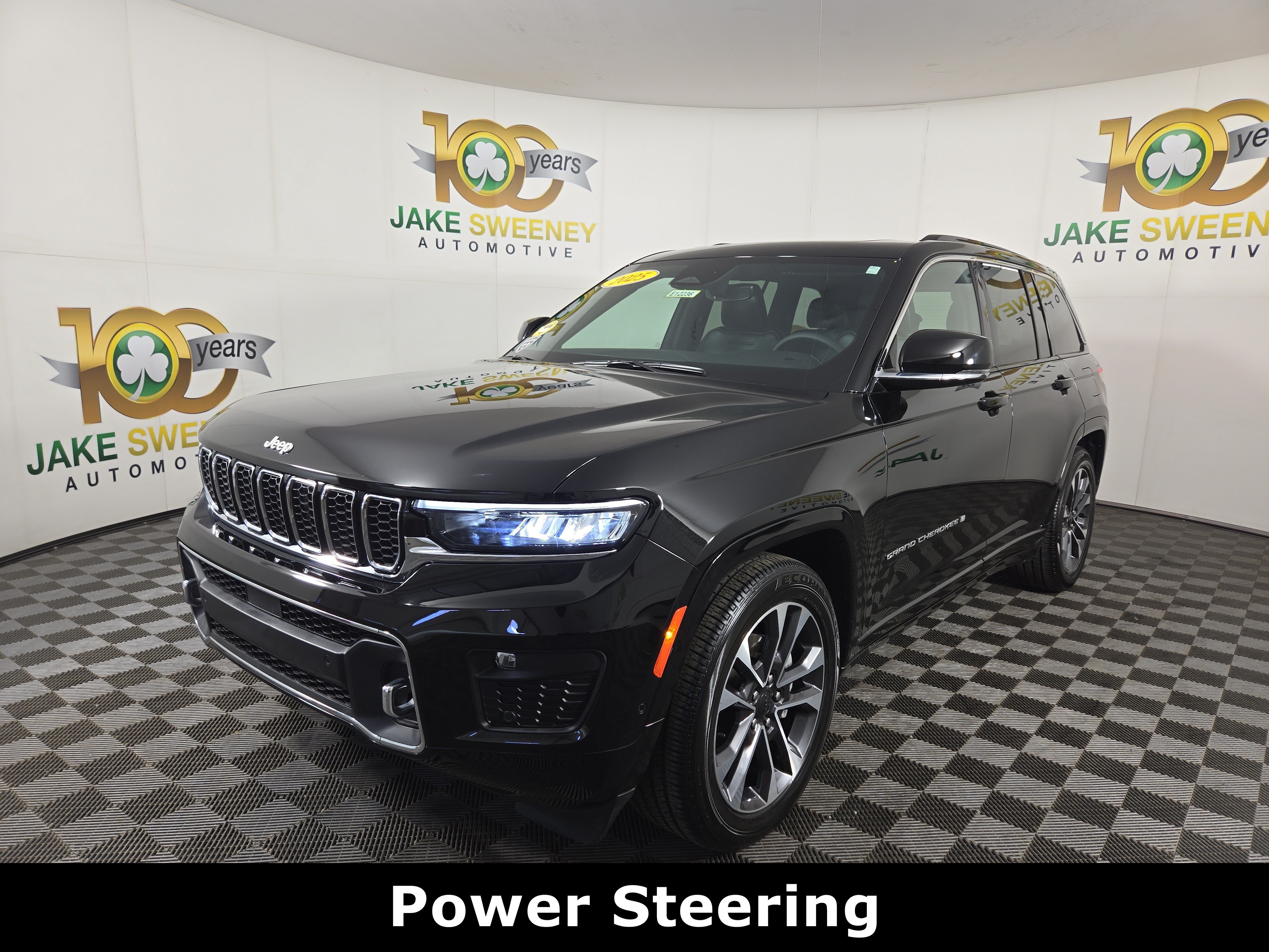 Certified 2025 Jeep Grand Cherokee Overland AWD/4WD image 4
