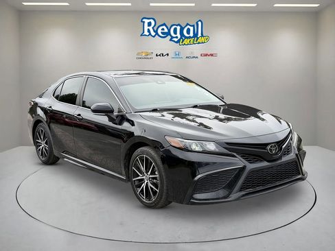 Used 2022 Toyota Camry SE FWD image 1
