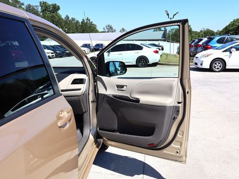 Used 2011 Toyota Sienna LE FWD image 31