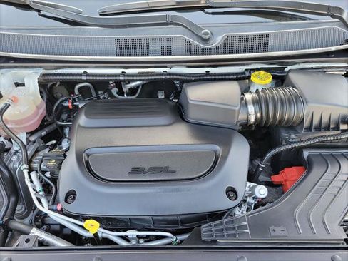 Certified 2025 Chrysler Pacifica Select FWD image 26
