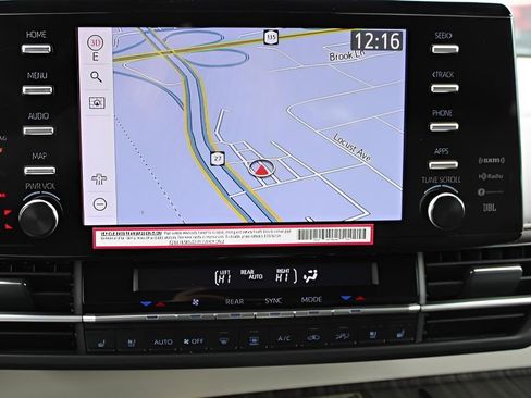 Certified 2024 Toyota Sienna Platinum image 16