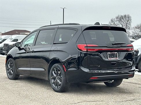 New 2026 Chrysler Pacifica Select image 4