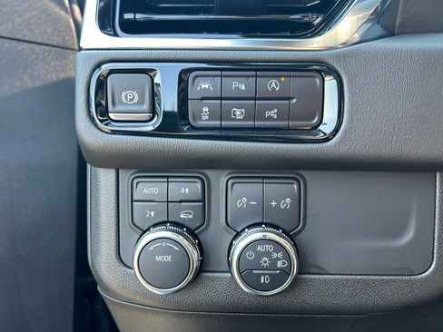 Used 2025 GMC Yukon XL Denali w/ Sun & Power Step Package image 8