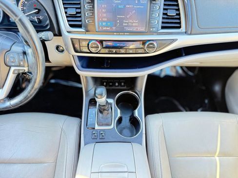 Used 2017 Toyota Highlander XLE w/ Carpet Mat Package AWD/4WD image 19