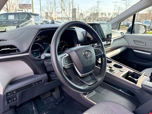 Used 2021 Toyota Sienna LE w/ LE Plus Package image 20