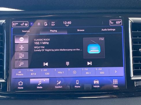 Used 2023 Chrysler Pacifica Touring-L FWD image 23