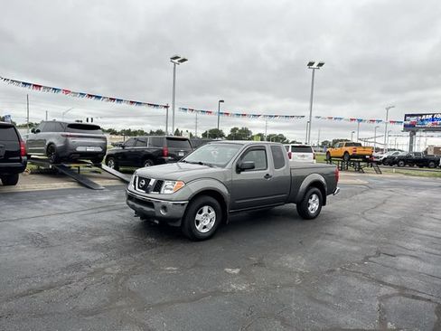 Used 2007 Nissan Frontier SE w/ SE Value Truck Pkg AWD/4WD image 2