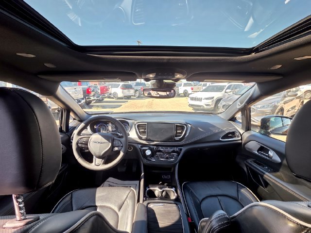 Used 2025 Chrysler Pacifica Limited FWD image 12