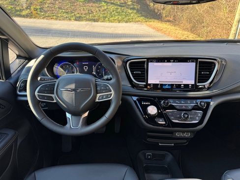 Used 2025 Chrysler Pacifica Select image 10