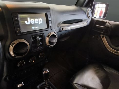 Used 2017 Jeep Wrangler Unlimited Sahara AWD/4WD image 20