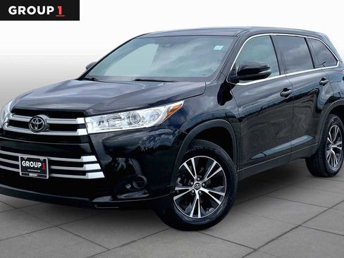 Used 2019 Toyota Highlander LE FWD image 1