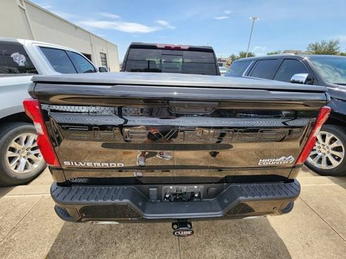 Used 2022 Chevrolet Silverado 1500 High Country w/ High Country Premium Package AWD/4WD image 5