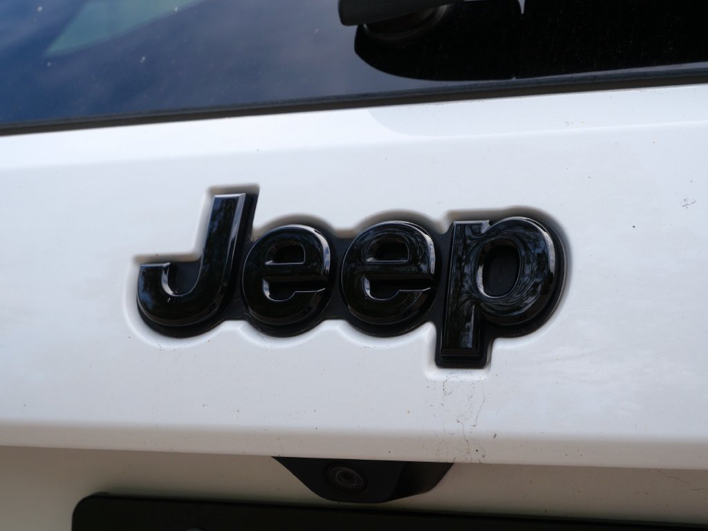 Used 2018 Jeep Grand Cherokee Altitude AWD/4WD image 10