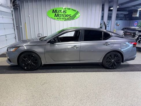 Used 2022 Nissan Altima 2.5 SR w/ Midnight Edition Package FWD image 5