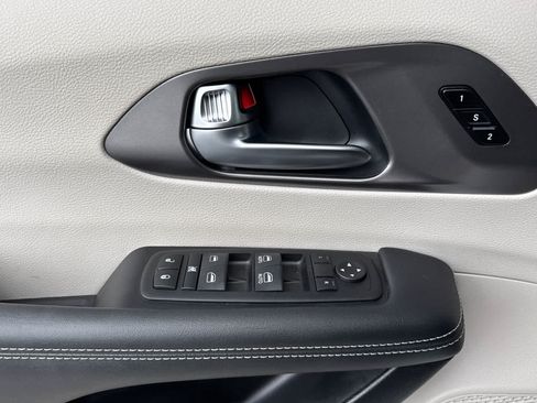 Used 2024 Chrysler Pacifica Touring-L FWD image 12