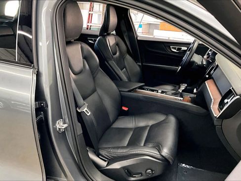 Used 2020 Volvo V60 T5 Cross Country w/ Cross Country Pro Package image 10