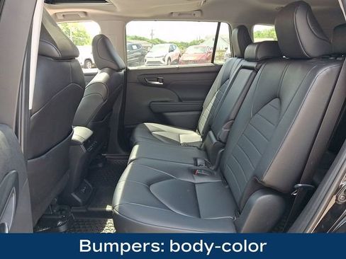 Used 2024 Toyota Highlander XLE AWD/4WD image 17