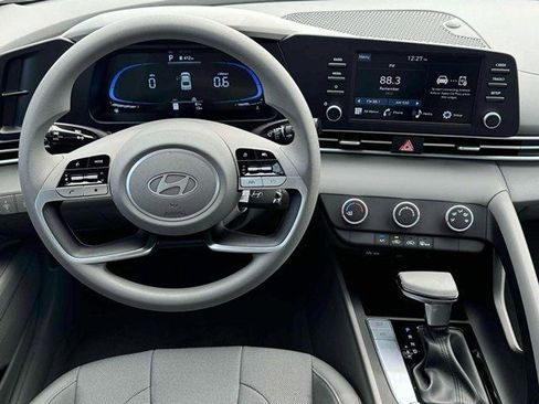 Used 2025 Hyundai Elantra SE FWD image 17