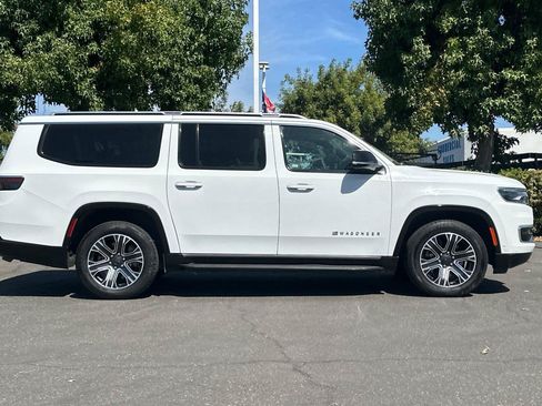 Certified 2024 Jeep Wagoneer L Series II w/ Flexible Seating Group RWD image 3