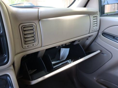 Used 2006 Chevrolet Silverado 2500 LT w/ Onstar Plus Package AWD/4WD image 36