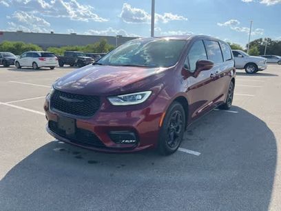 Used 2022 Chrysler Pacifica Touring-L w/ Uconnect Theater Family Group