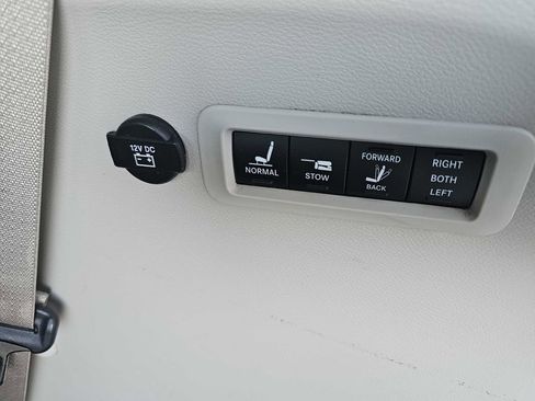 Used 2023 Chrysler Pacifica Limited w/ Uconnect Theater Family Group image 21