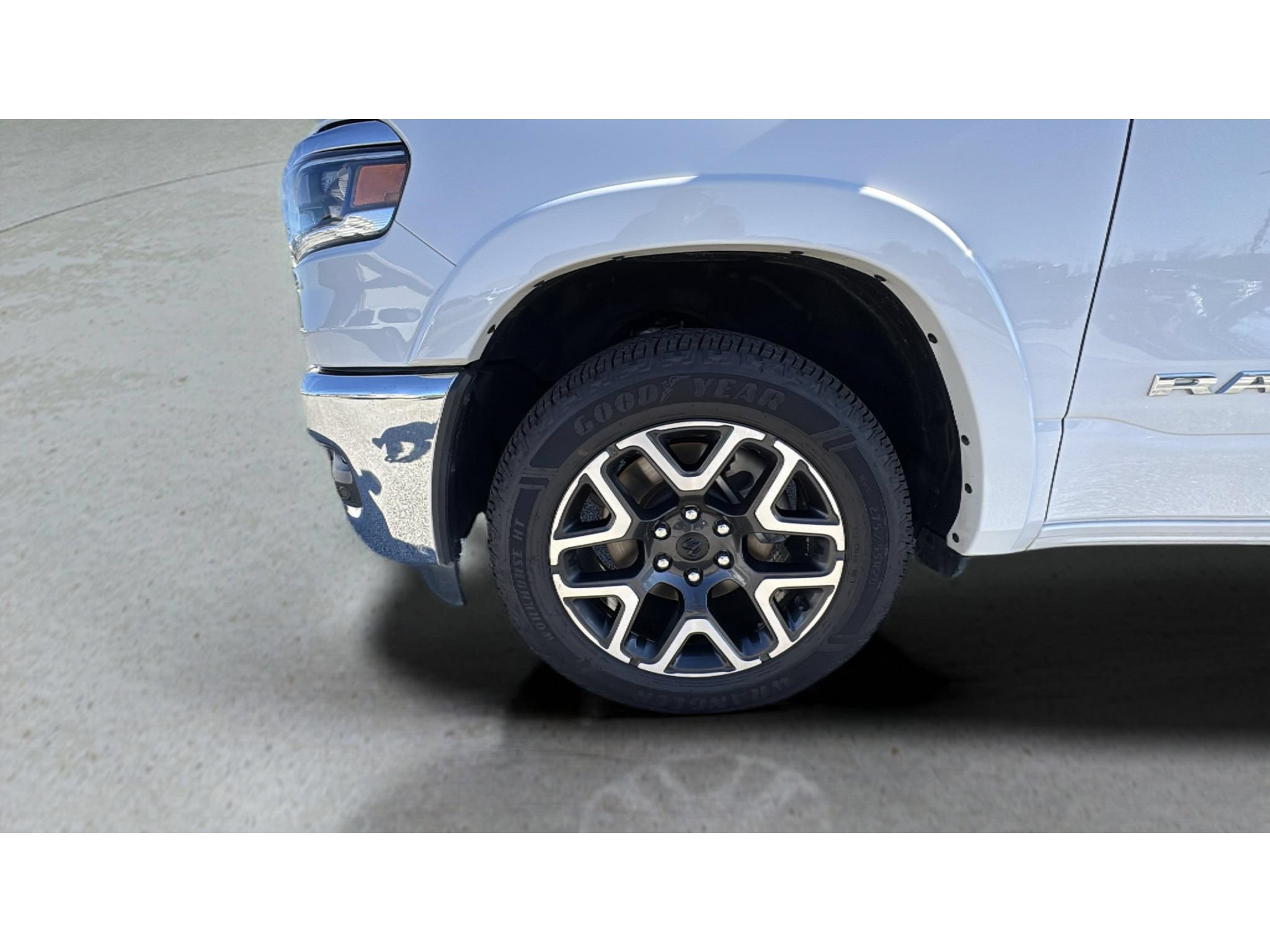 Used 2025 RAM 1500 Laramie AWD/4WD image 17