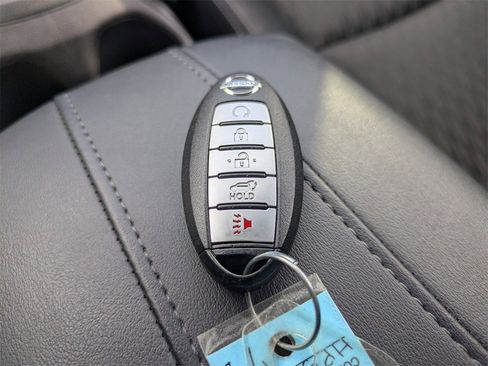 Used 2017 Nissan Rogue SV w/ SV Premium Package image 29