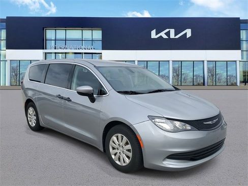 Used 2019 Chrysler Pacifica L image 2
