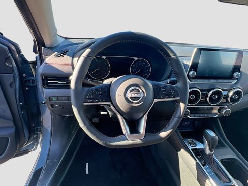 Used 2025 Nissan Sentra SR w/ SR Premium Package image 11