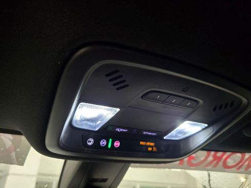 Used 2023 Chevrolet Traverse LT FWD image 28