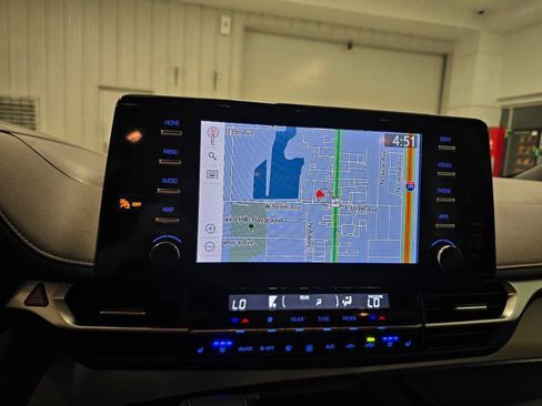 Used 2024 Toyota Sienna Platinum FWD image 24