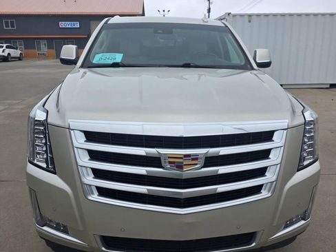 Used 2017 Cadillac Escalade Luxury AWD/4WD image 2