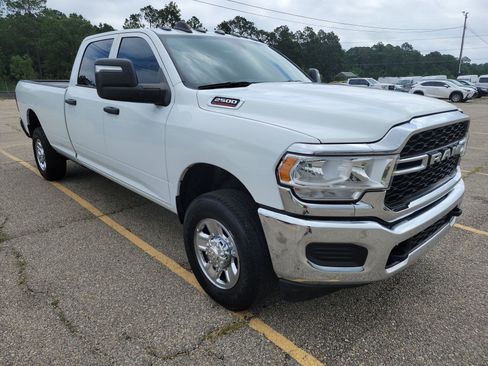 Used 2024 RAM 2500 Tradesman w/ Chrome Appearance Group AWD/4WD image 4