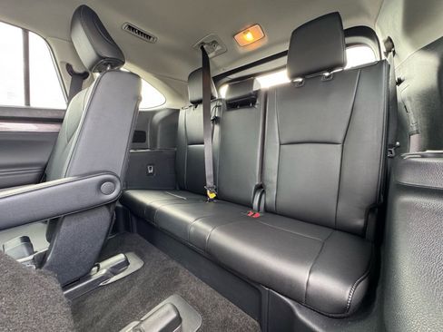 Used 2024 Toyota Highlander Limited image 22
