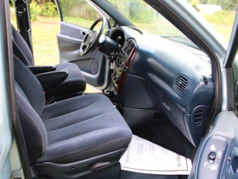 Used 2001 Chrysler Town & Country LX FWD image 39