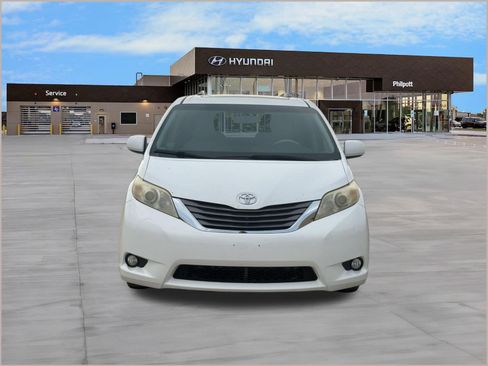 Used 2011 Toyota Sienna XLE w/ XLE Navigation Pkg FWD image 6