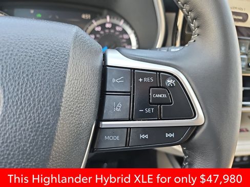 Used 2025 Toyota Highlander XLE AWD/4WD image 30