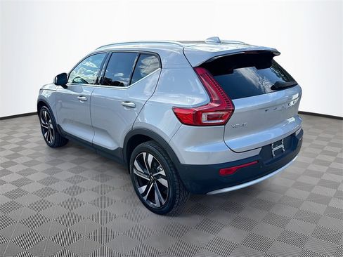 Used 2023 Volvo XC40 B5 Plus image 8