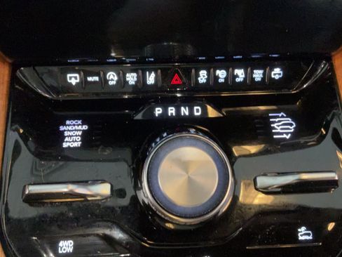 Used 2023 Jeep Grand Wagoneer Series III AWD/4WD image 17