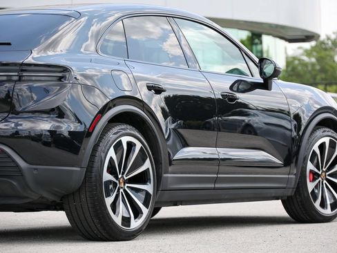 Certified 2025 Porsche Macan 4S Electric AWD/4WD image 33