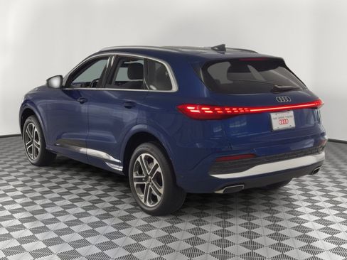 Used 2025 Audi Q5 Premium w/ Convenience Package AWD/4WD image 3