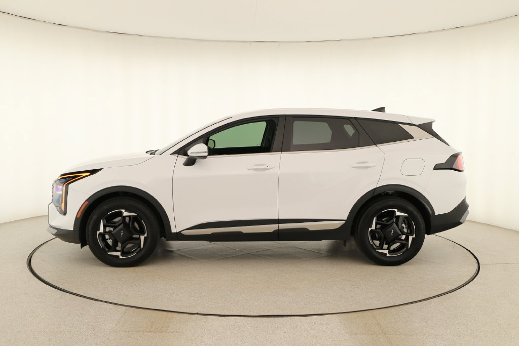 Used 2026 Kia Sportage EX FWD image 2