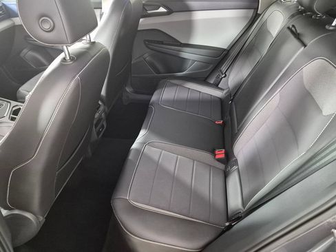 Used 2023 Volkswagen Taos SE w/ Panoramic Sunroof Package FWD image 25