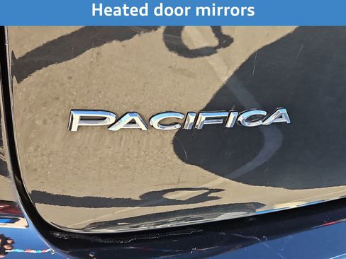 Used 2023 Chrysler Pacifica Touring-L image 15