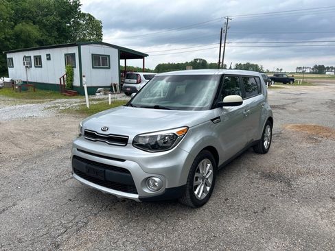 Used 2018 Kia Soul + FWD image 3